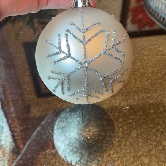 SNOWFLAKE GLITTER Ball!  - Picture 1 of 2